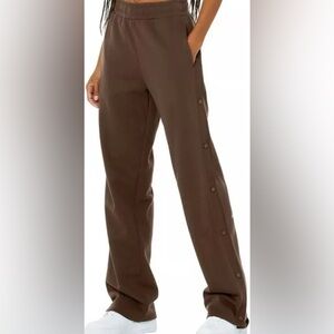 Alo Yoga Courtside Tearaway Snap Pants in Espresso